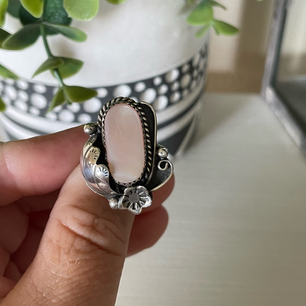 HANDCRAFTED VINTAGE NAVAJO PINK MOTHER OF PEARL STERLING SILVER 925 RING 6.5